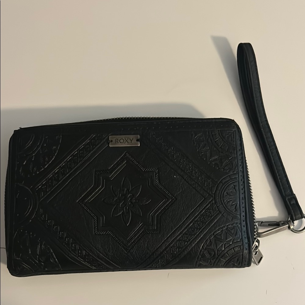 Roxy Black Textured Wristlet Wallet